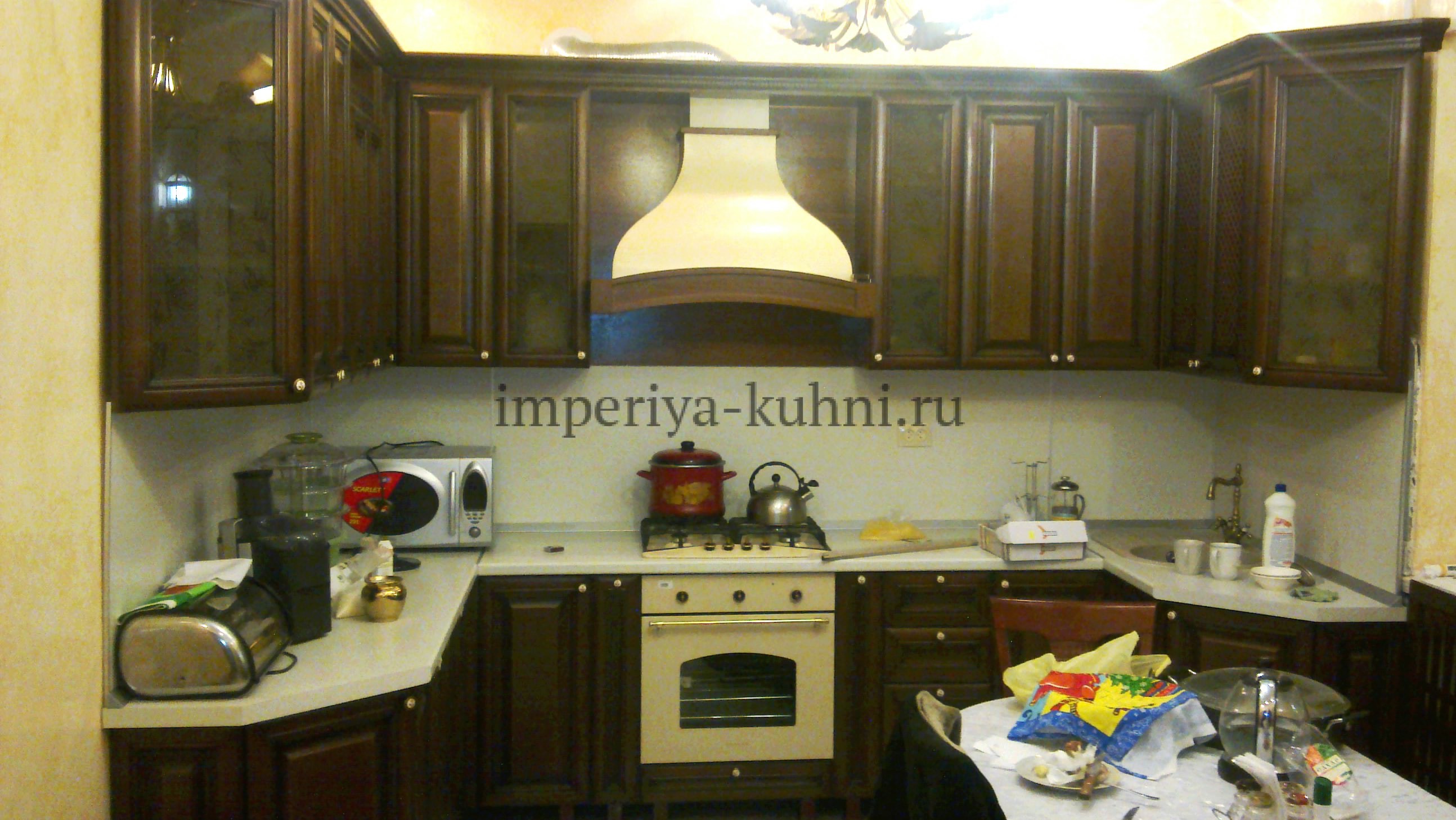 Фото кухни из массива ольхи. Модель- Ника. Цвет- темный.